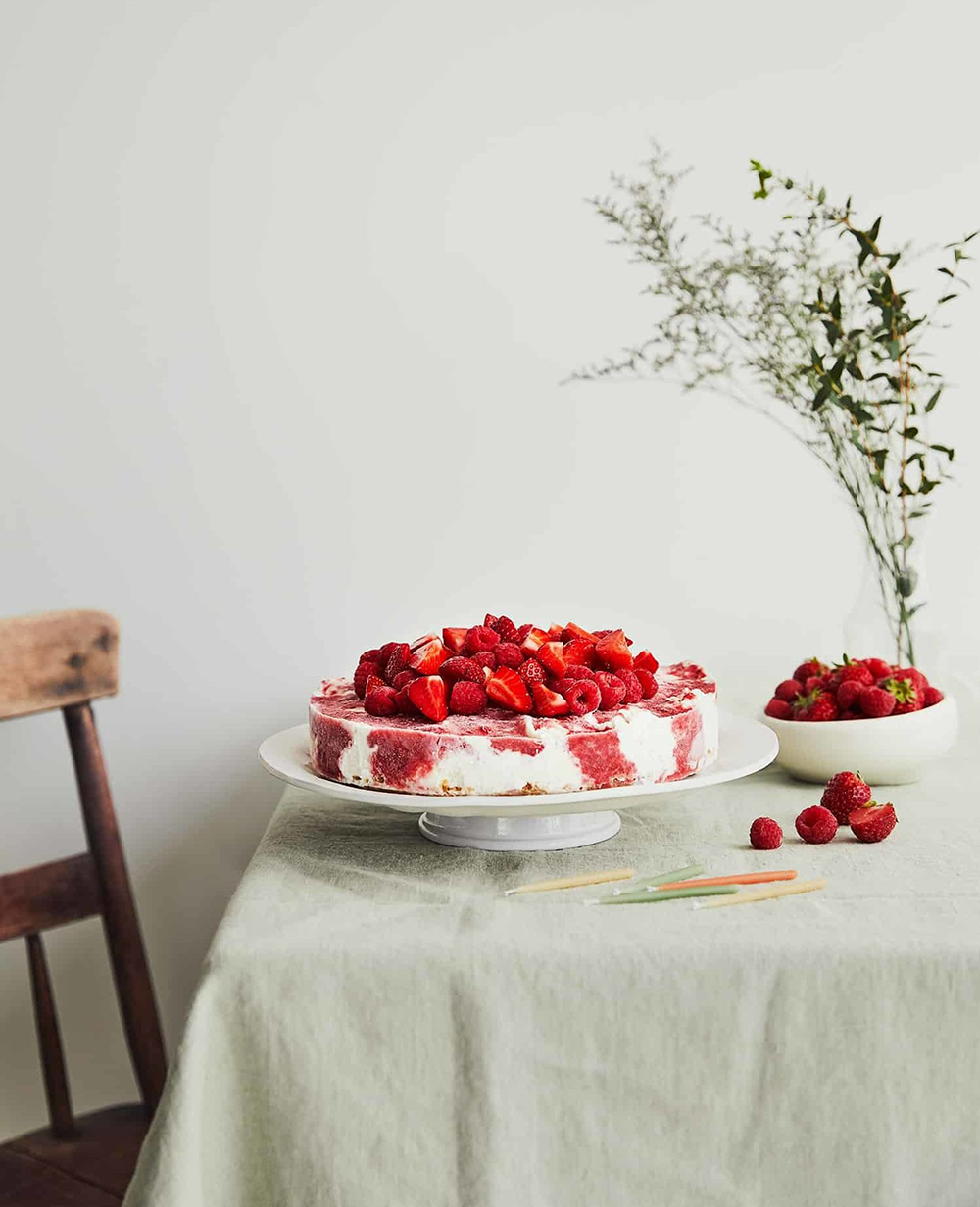 Gâteau à la crème glacée vanille, aux fraises & aux framboises