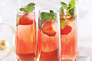 Cocktail au vin mousseux, fraises et menthe