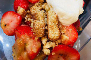 Poêlée de fraises à la rhubarbe, biscuits émiettés et crème battue