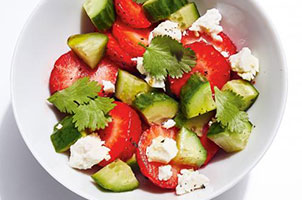 Salade de fraises, de concombre et de feta