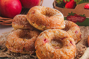 Beignets cuits au four aux fraises et pommes