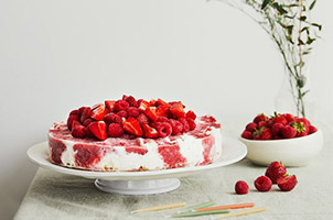 Gâteau à la crème glacée à la vanille, aux fraises & aux framboises