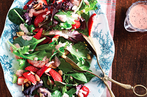 Salade d'été et vinaigrette à la rhubarbe