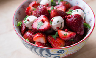 Salade de fraises et bocconcinis